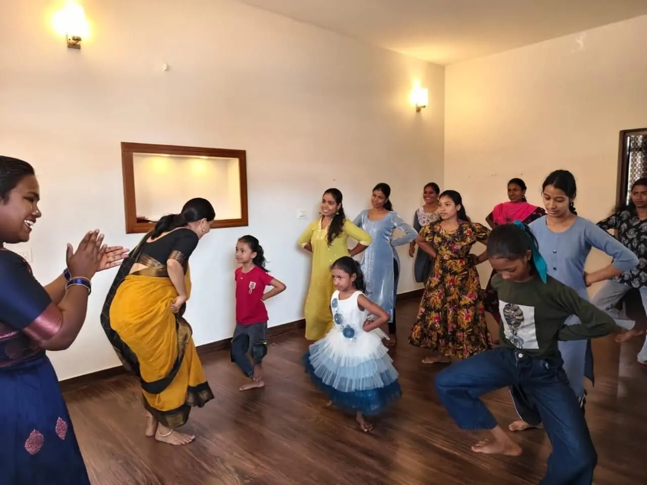 Aparna encouraging learners as Anjali (Thudippu) helps one of the learners.