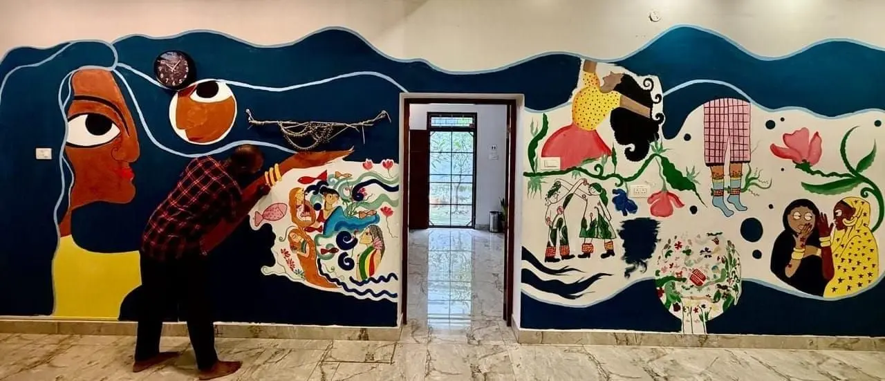 A mural of sea and dance began on the walls