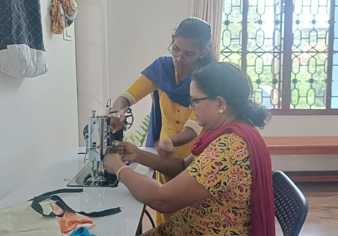 A new student starts learning the sewing machine